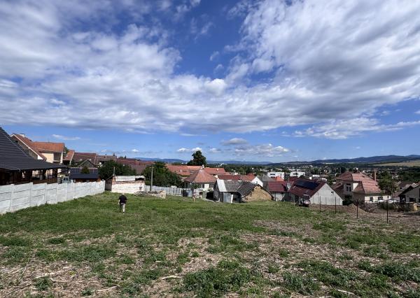 Na predaj oplotený stavebný pozemok v obci Banka, 1 623 m²