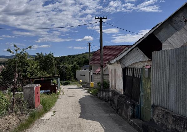 Na predaj oplotený stavebný pozemok v obci Banka, 1 623 m²