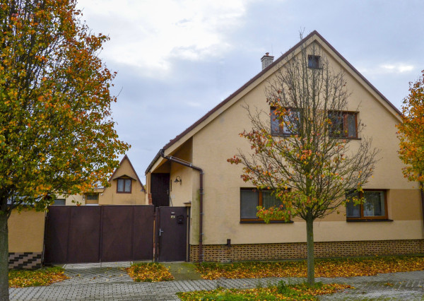 NA PREDAJ RODINNÝ DOM SO SAMOSTATNOU UBYTOVŇOU V OBCI ZAVAR