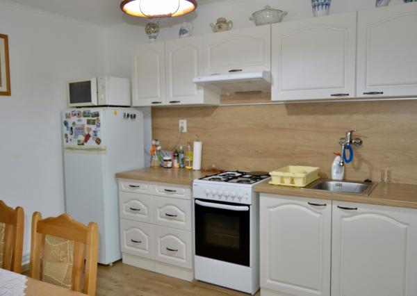 NA PREDAJ RODINNÝ DOM SO SAMOSTATNOU UBYTOVŇOU V OBCI ZAVAR