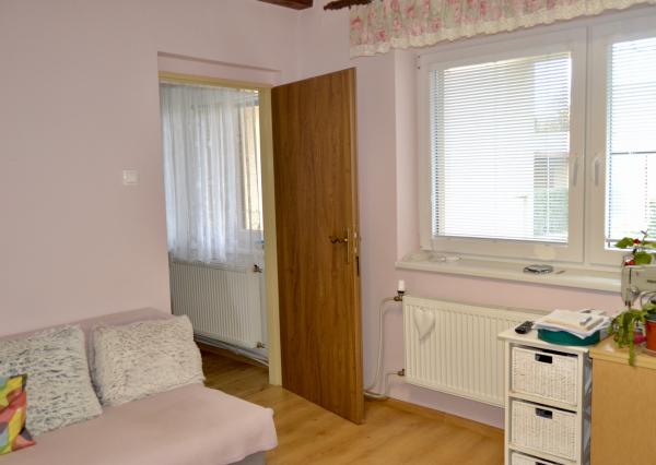 NA PREDAJ RODINNÝ DOM SO SAMOSTATNOU UBYTOVŇOU V OBCI ZAVAR