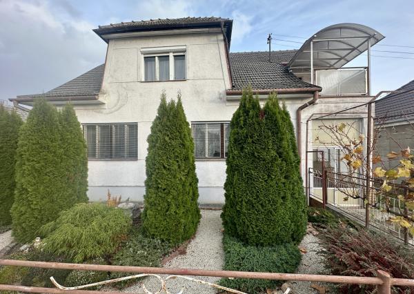 Na predaj: tehlový rodinný dom v Čachticiach.