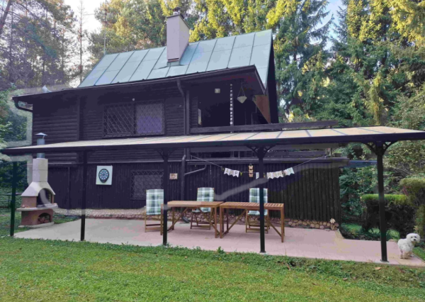 Chata pri lese nad Pieštanmi v chatovej oblasti Striebornica
