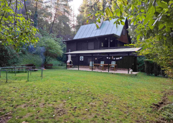 Chata pri lese nad Pieštanmi v chatovej oblasti Striebornica