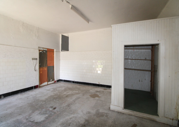 NA PREDAJ - Pozemok s predajňou v centre Šoporne
