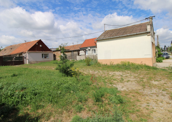 NA PREDAJ - Pozemok s predajňou v centre Šoporne