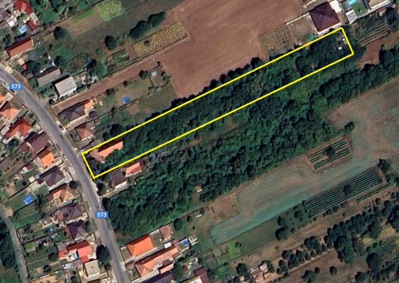 NA PREDAJ-Veľký pozemok so starším rodinným domom v Šoporni